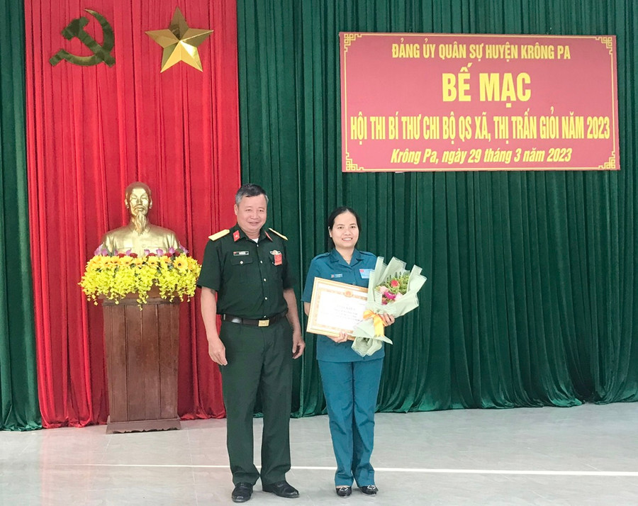 Ban tổ chức trao giải nhất cho thí sinh Võ Thúy Vân-Bí thư chi bộ quân sự xã Ia Rmok. Ảnh: Thanh Tâm Ban tổ chức trao giải nhất cho thí sinh Võ Thúy Vân-Bí thư chi bộ quân sự xã Ia Rmok. Ảnh: Thanh Tâm