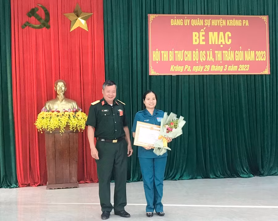 Ban tổ chức trao giải nhất cho thí sinh Võ Thúy Vân-Bí thư chi bộ quân sự xã Ia Rmok. Ảnh: Thanh Tâm