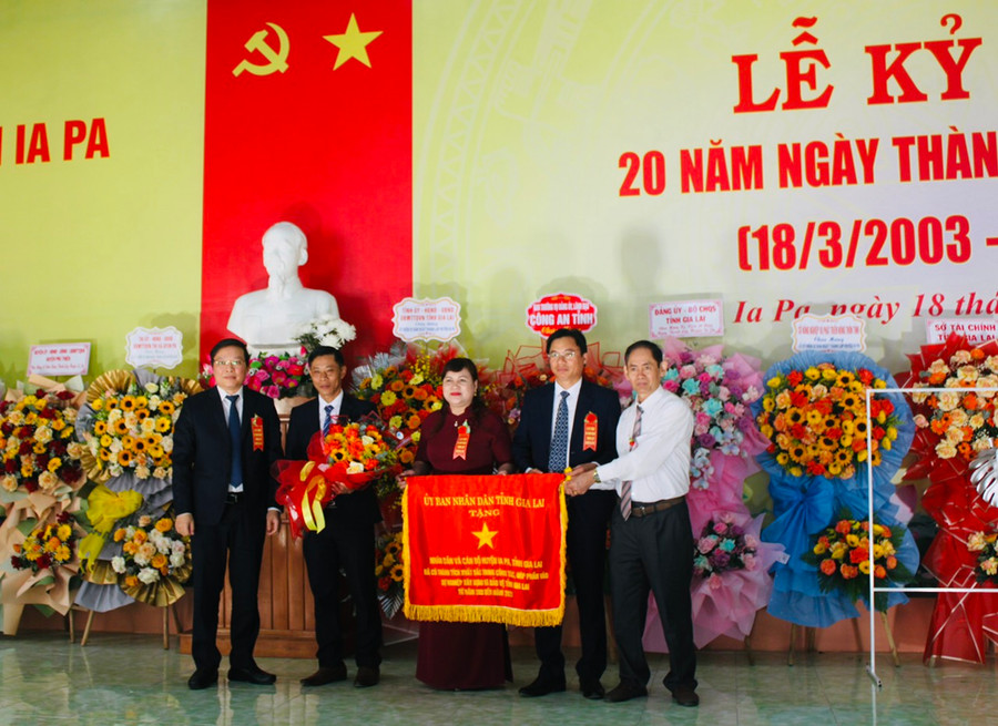 Chủ tịch UBND tỉnh Trương Hải Long (bìa trái) tặng cờ "Vì sự nghiệp xây dựng và bảo vệ tỉnh Gia Lai" cho Đảng bộ, chính quyền và Nhân dân huyện Ia Pa. Ảnh: Vũ Chi Chủ tịch UBND tỉnh Trương Hải Long (bìa trái) tặng cờ "Vì sự nghiệp xây dựng và bảo vệ tỉnh Gia Lai" cho Đảng bộ, chính quyền và Nhân dân huyện Ia Pa. Ảnh: Vũ Chi