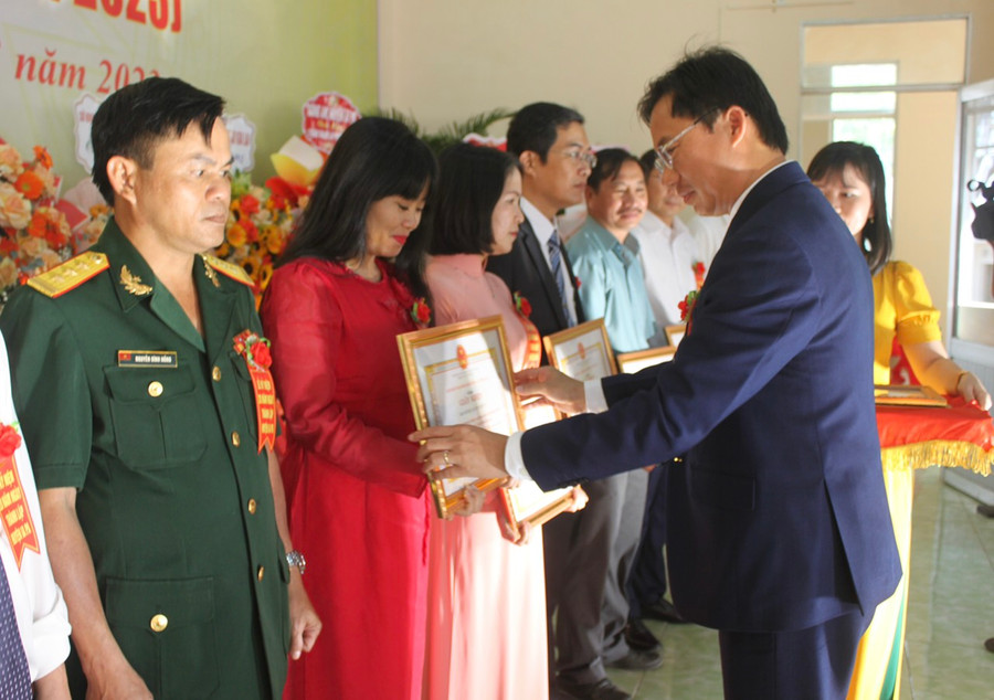 Chủ tịch UBND huyện Ia Pa Huỳnh Văn Trường tặng giấy khen cho các tập thể có thành tích xuất sắc trong sự nghiệp xây dựng và phát triển huyện. Ảnh: Vũ Chi Chủ tịch UBND huyện Ia Pa Huỳnh Văn Trường tặng giấy khen cho các tập thể có thành tích xuất sắc trong sự nghiệp xây dựng và phát triển huyện. Ảnh: Vũ Chi