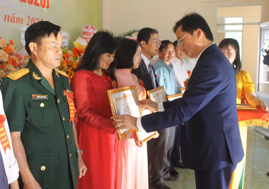 Chủ tịch UBND huyện Ia Pa Huỳnh Văn Trường tặng giấy khen cho các tập thể có thành tích xuất sắc trong sự nghiệp xây dựng và phát triển huyện. Ảnh: Vũ Chi