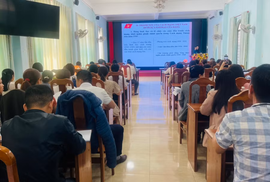 Quang cảnh lớp bồi dưỡng nhận thức về Đảng. Ảnh: Vũ Chi Quang cảnh lớp bồi dưỡng nhận thức về Đảng. Ảnh: Vũ Chi