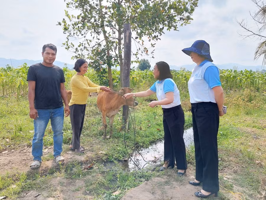 Hội Liên hiệp phụ nữ tỉnh trao mô hình sinh kế cho gia đình chị Nay H’Uyt (thứ 2 từ trái sang, làng Plei Rngol, xã Ia Trok). Ảnh: Hội LHPN tỉnh cung cấp
