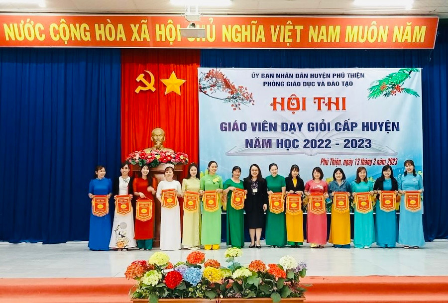 Bà Nguyễn Thị Hoa-Trưởng phòng Giáo dục và Đào tạo huyện Phú Thiện (đứng giữa) trao cờ lưu niệm cho các đơn vị tham gia hội thi. Ảnh: Vũ Chi Bà Nguyễn Thị Hoa-Trưởng phòng Giáo dục và Đào tạo huyện Phú Thiện (đứng giữa) trao cờ lưu niệm cho các đơn vị tham gia hội thi. Ảnh: Vũ Chi