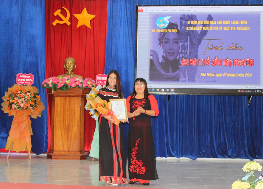 Ban tổ chức trao giải trình diễn áo dài thổ cẩm đẹp nhất cho thí sinh Ksor H&apos;Loan (Hội LHPN xã Chrôh Pơnan). Ảnh: Vũ Chi