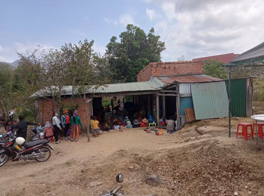 Gia đình tổ chức an táng cho anh Nay Yuân theo phong tục địa phương. Ảnh: Vũ Chi