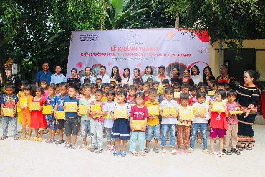 Niềm vui đến với thầy và trò Trường Tiểu học Đinh Tiên Hoàng khi công trình được khánh thành, bàn giao ngay đầu năm học mới. Ảnh: Vũ Chi Niềm vui đến với thầy và trò Trường Tiểu học Đinh Tiên Hoàng khi công trình được khánh thành, bàn giao ngay đầu năm học mới. Ảnh: Vũ Chi