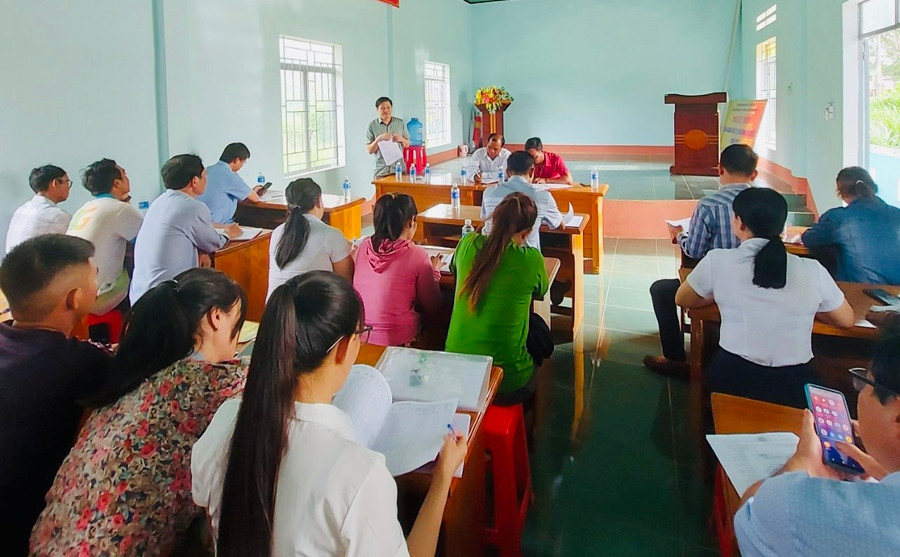 Phó Chủ tịch Thường trực HĐND tỉnh Trương Văn Đạt phát biểu tại buổi sinh hoạt Chi bộ thôn Blôm. Ảnh: Huỳnh Thúy Phó Chủ tịch Thường trực HĐND tỉnh Trương Văn Đạt phát biểu tại buổi sinh hoạt Chi bộ thôn Blôm. Ảnh: Huỳnh Thúy