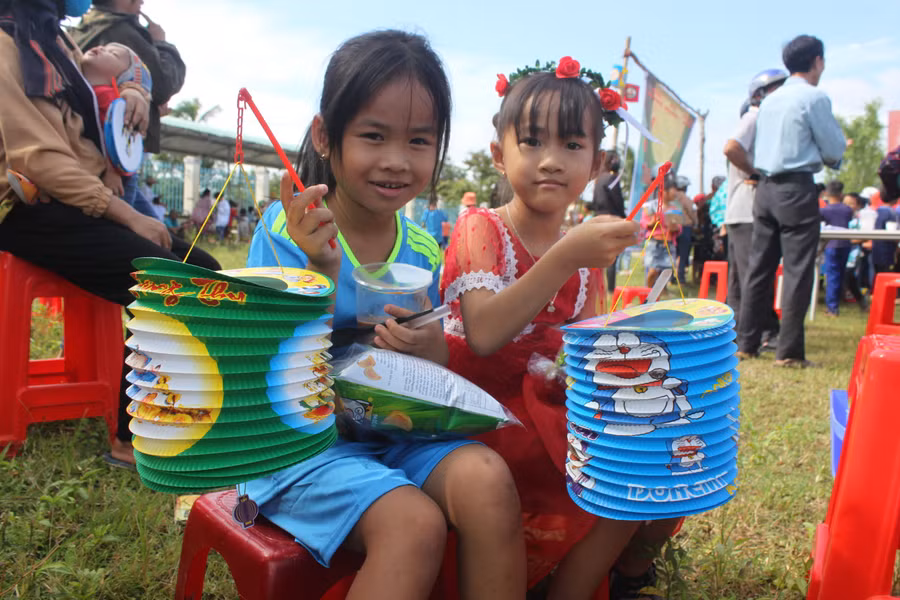 Các em nhỏ xã Ia Peng háo hức nhận quà Trung thu. Ảnh: Vũ Chi