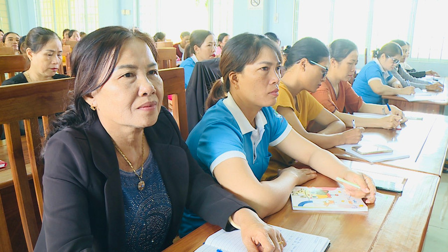 Gần 100 cán bộ phụ nữ huyện Krông Pa tham gia tập huấn nghiệp vụ công tác Hội. Ảnh: Sơn Trung Gần 100 cán bộ phụ nữ huyện Krông Pa tham gia tập huấn nghiệp vụ công tác Hội. Ảnh: Sơn Trung
