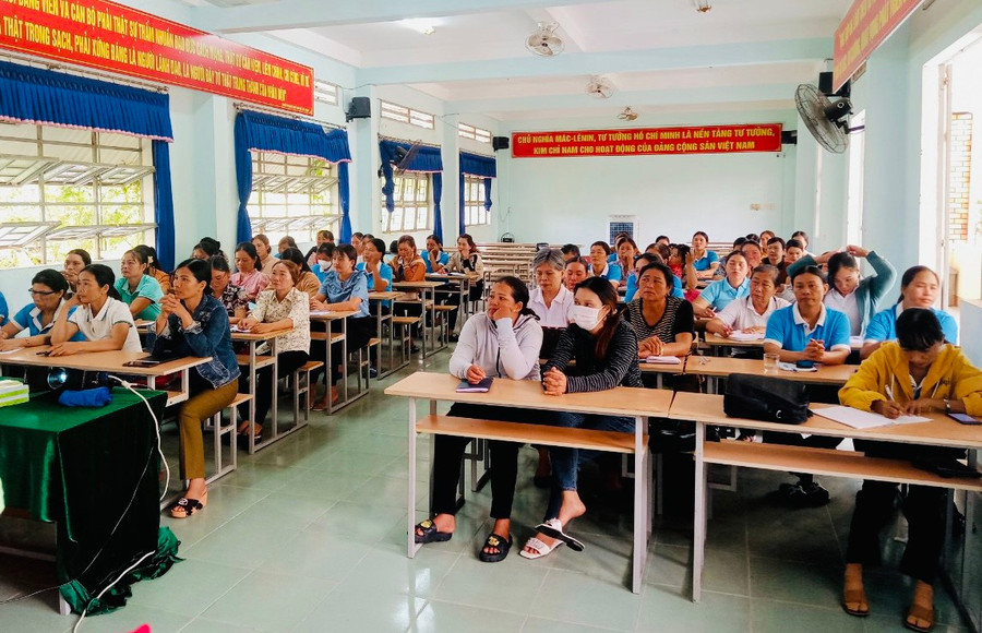 Cán bộ, hội viên phụ nữ Phú Thiện tham gia truyền thông ứng dụng công nghệ thông tin, kết nối mạng xã hội an toàn. Ảnh: Kim Cúc