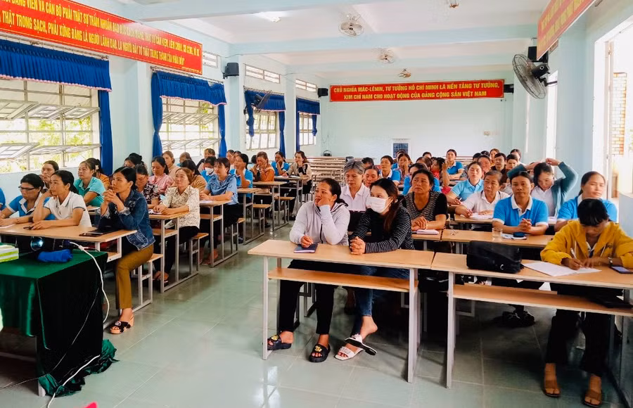 Cán bộ, hội viên phụ nữ Phú Thiện tham gia truyền thông ứng dụng công nghệ thông tin, kết nối mạng xã hội an toàn. Ảnh: Kim Cúc Cán bộ, hội viên phụ nữ Phú Thiện tham gia truyền thông ứng dụng công nghệ thông tin, kết nối mạng xã hội an toàn. Ảnh: Kim Cúc