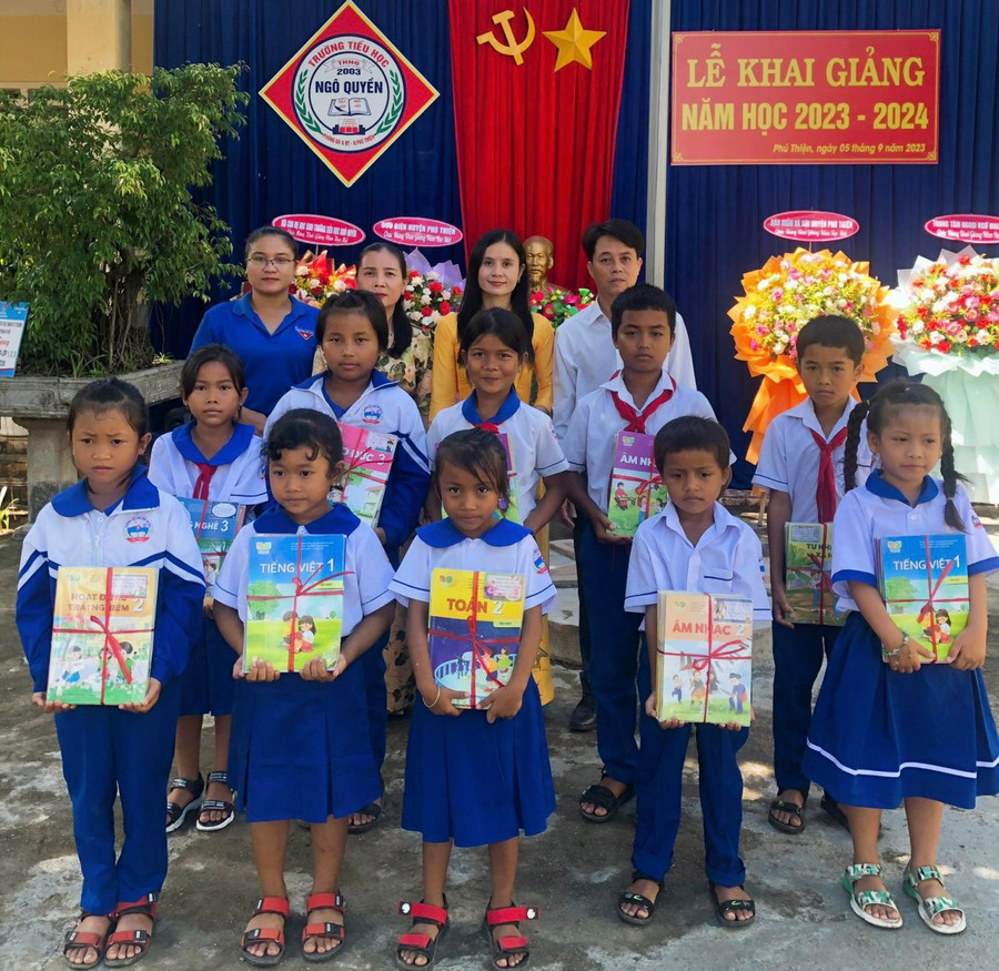 Trao tặng sách giáo khoa cho các em học sinh nghèo Trường Tiểu học Ngô Quyền. Ảnh: Diệu Loan Trao tặng sách giáo khoa cho các em học sinh nghèo Trường Tiểu học Ngô Quyền. Ảnh: Diệu Loan