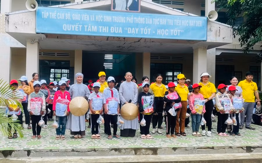 Đoàn trao tặng 286 suất quà cho học sinh nghèo Trường Phổ thông Dân tộc Bán trú Tiểu học Nay Der (xã Chư A Thai). Ảnh: Vũ Chi