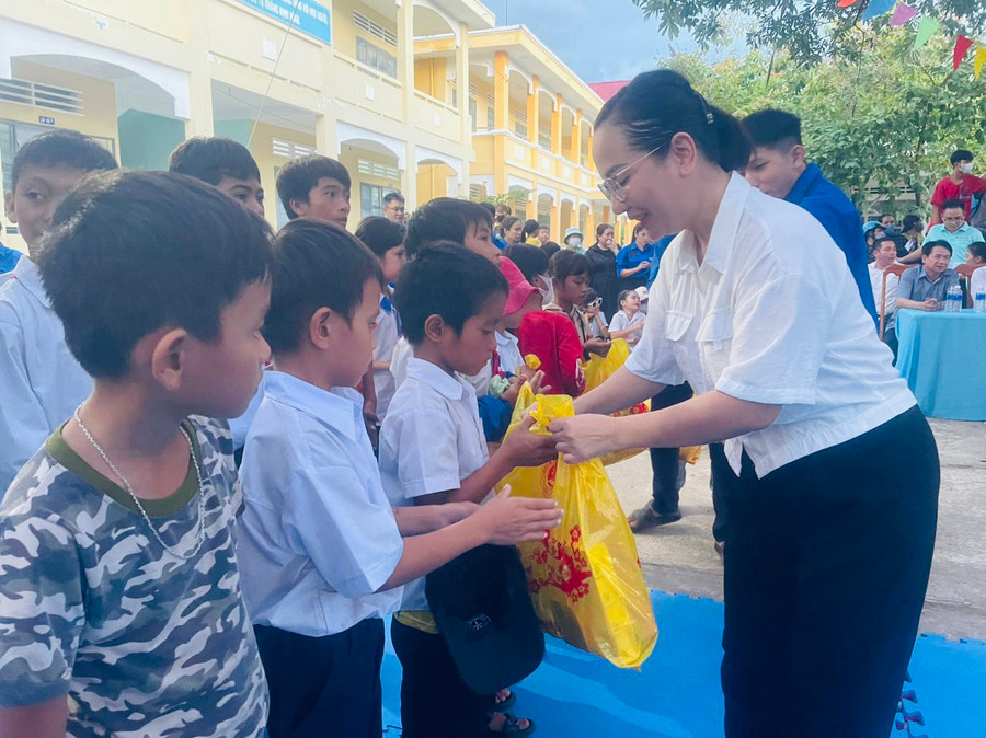 Bà Ksor H'Khuyên-Phó Chủ tịch UBND thị xã trao quà cho các em học sinh có hoàn cảnh khó khăn. Ảnh: Vũ Chi Bà Ksor H'Khuyên-Phó Chủ tịch UBND thị xã trao quà cho các em học sinh có hoàn cảnh khó khăn. Ảnh: Vũ Chi