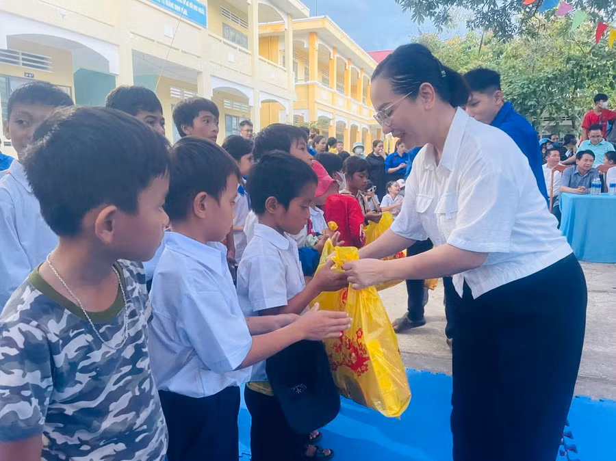 Bà Ksor H'Khuyên-Phó Chủ tịch UBND thị xã trao quà cho các em học sinh có hoàn cảnh khó khăn. Ảnh: Vũ Chi Bà Ksor H'Khuyên-Phó Chủ tịch UBND thị xã trao quà cho các em học sinh có hoàn cảnh khó khăn. Ảnh: Vũ Chi