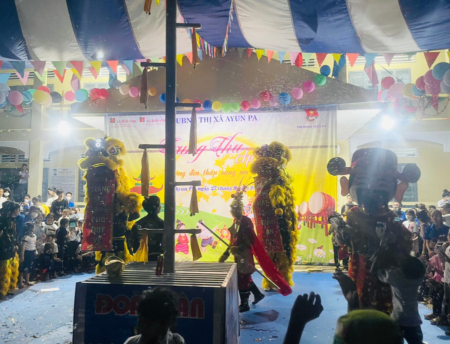 Màn trình diễn múa lân mang lại không khí náo nhiệt cho chương trình. Ảnh: Vũ Chi Màn trình diễn múa lân mang lại không khí náo nhiệt cho chương trình. Ảnh: Vũ Chi