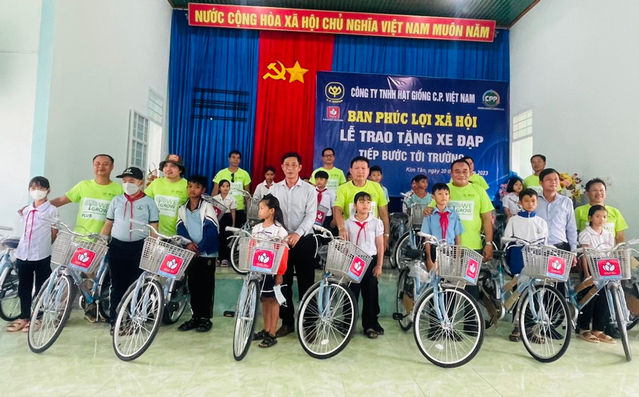 Đại diện Công ty, chính quyền địa phương trao tặng xe đạp cho học sinh nghèo vượt khó xã Kim Tân. Ảnh: Vũ Chi