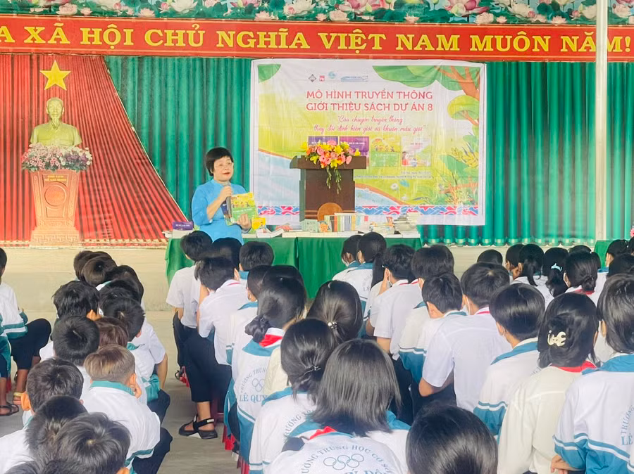 Truyền thông giới thiệu sách Dự án 8 tại Trường THCS Lê Quý Đôn (xã Ia Rsươm, huyện Krông Pa). Ảnh: Vũ Chi