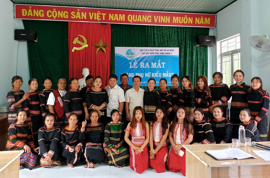 Lễ ra mắt mô hình "Làng phụ nữ kiểu mẫu" tại buôn Phu Ma Nher 1. Ảnh: Vũ Chi Lễ ra mắt mô hình "Làng phụ nữ kiểu mẫu" tại buôn Phu Ma Nher 1. Ảnh: Vũ Chi