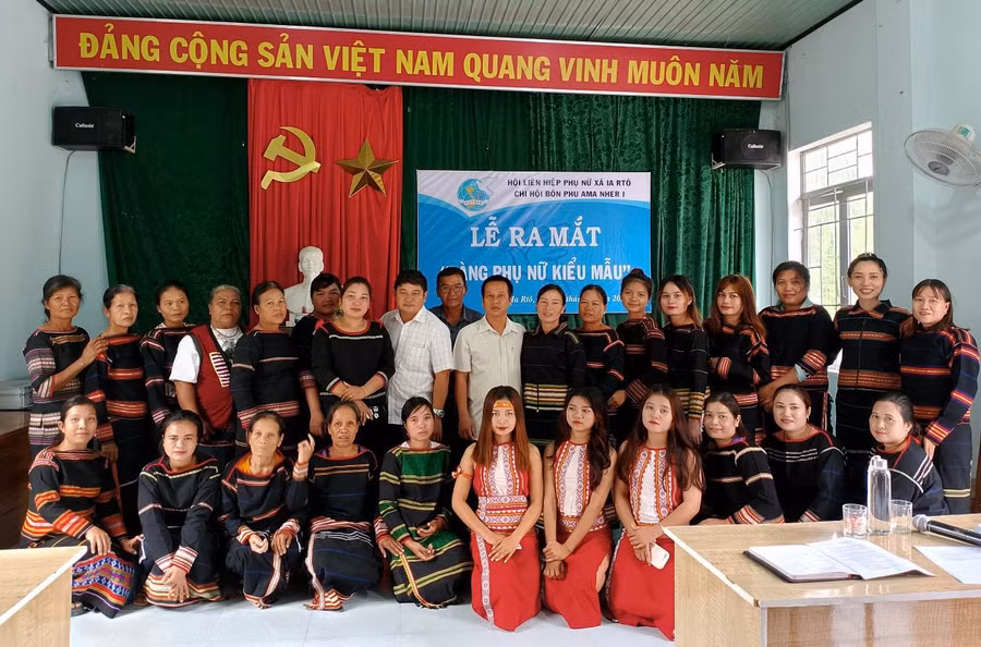 Lễ ra mắt mô hình "Làng phụ nữ kiểu mẫu" tại buôn Phu Ma Nher 1. Ảnh: Vũ Chi