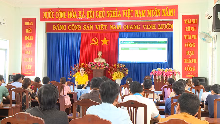 Lãnh đạo Bưu điện huyện Krông Pa hỗ trợ các hộ dân quy trình đưa sản phẩm lên sàn thương mại điện tư. Ảnh: Sơn Trung