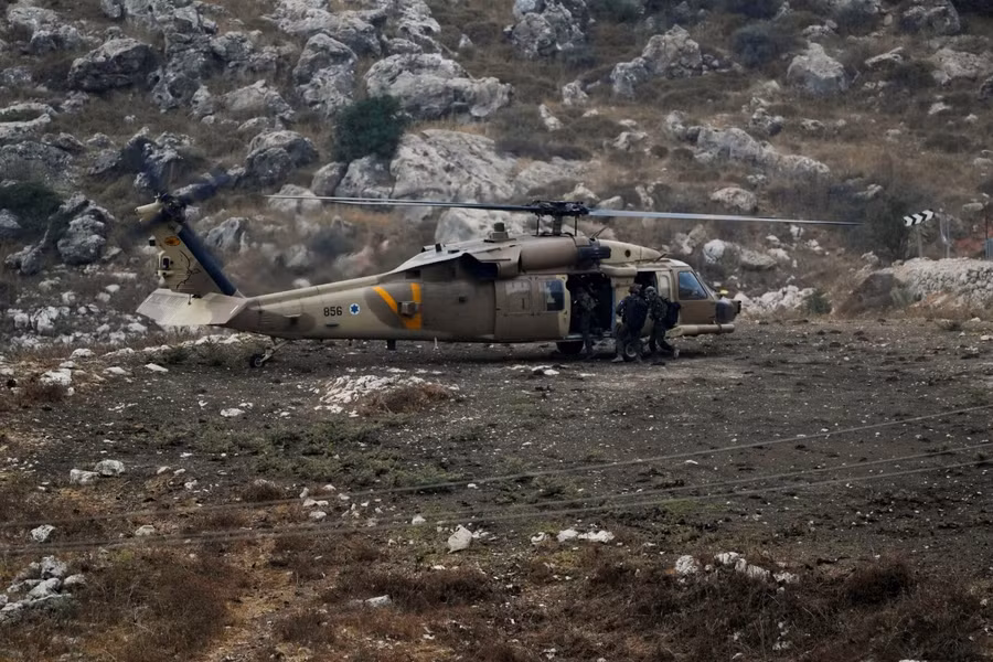 Trực thăng Israel sơ tán người bị thương trong vụ trúng tên lửa từ phía Lebanon. Ảnh: Reuters
