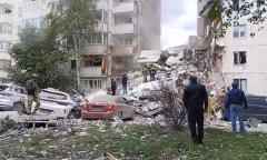 Hình ảnh chung cư Nga bị sập một phần vì trúng tên lửa. Ảnh: RT