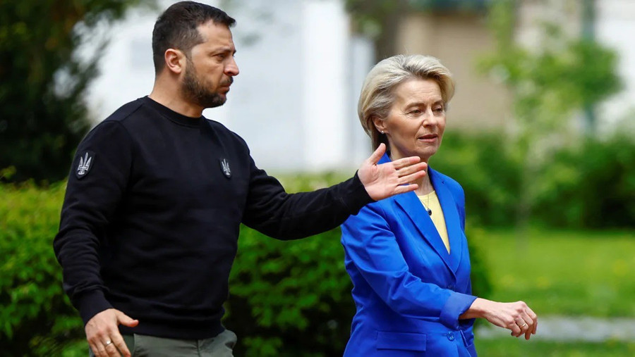 Tổng thống Zelensky gặp Chủ tịch EU Ursula von der Leyen hôm 30-1. Ảnh: Reuters Tổng thống Zelensky gặp Chủ tịch EU Ursula von der Leyen hôm 30-1. Ảnh: Reuters