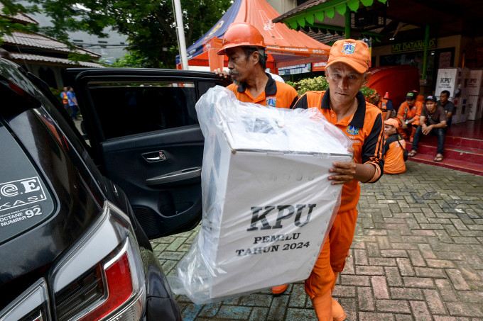 Nhân viên bầu cử di chuyển thùng phiếu ở Jakarta, Indonesia. Ảnh: AFP Nhân viên bầu cử di chuyển thùng phiếu ở Jakarta, Indonesia. Ảnh: AFP