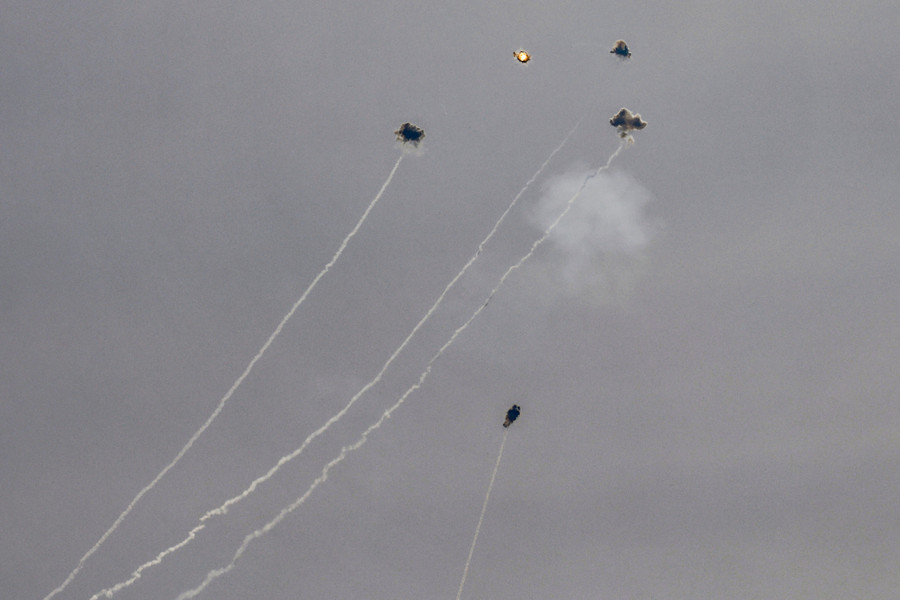Rocket tấn công từ miền nam Lebanon bị vòm sắt Israel đánh chặn ngày 3/7. Ảnh: AFP Rocket tấn công từ miền nam Lebanon bị vòm sắt Israel đánh chặn ngày 3/7. Ảnh: AFP
