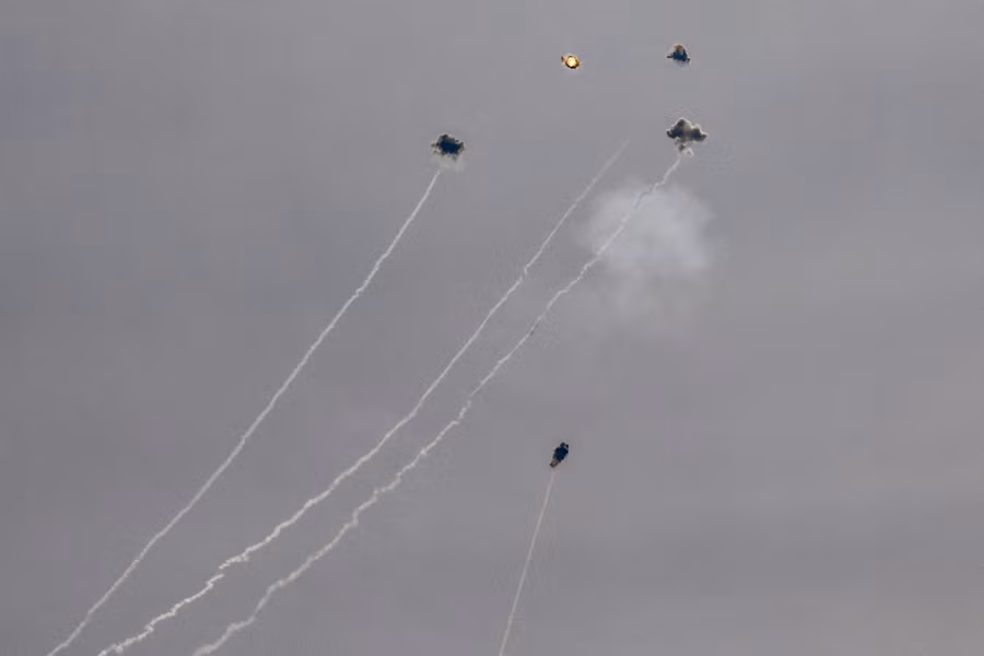 Rocket tấn công từ miền nam Lebanon bị vòm sắt Israel đánh chặn ngày 3/7. Ảnh: AFP