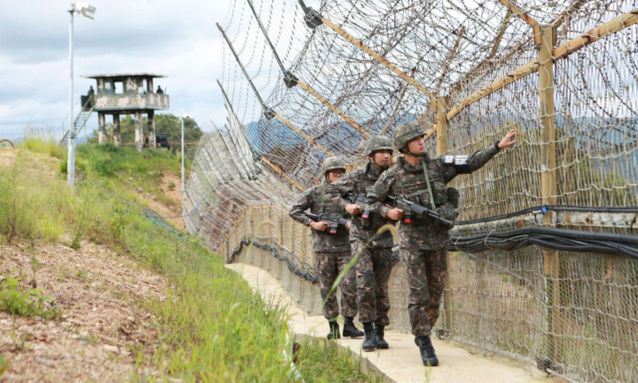 Binh sỹ Hàn Quốc tuần tra dọc biên giới với Triều Tiên. Ảnh: AFP Binh sỹ Hàn Quốc tuần tra dọc biên giới với Triều Tiên. Ảnh: AFP