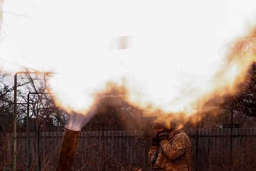 Binh sỹ Ukraine nã đạn về phía đối phương. Ảnh: Reuters Binh sỹ Ukraine nã đạn về phía đối phương. Ảnh: Reuters