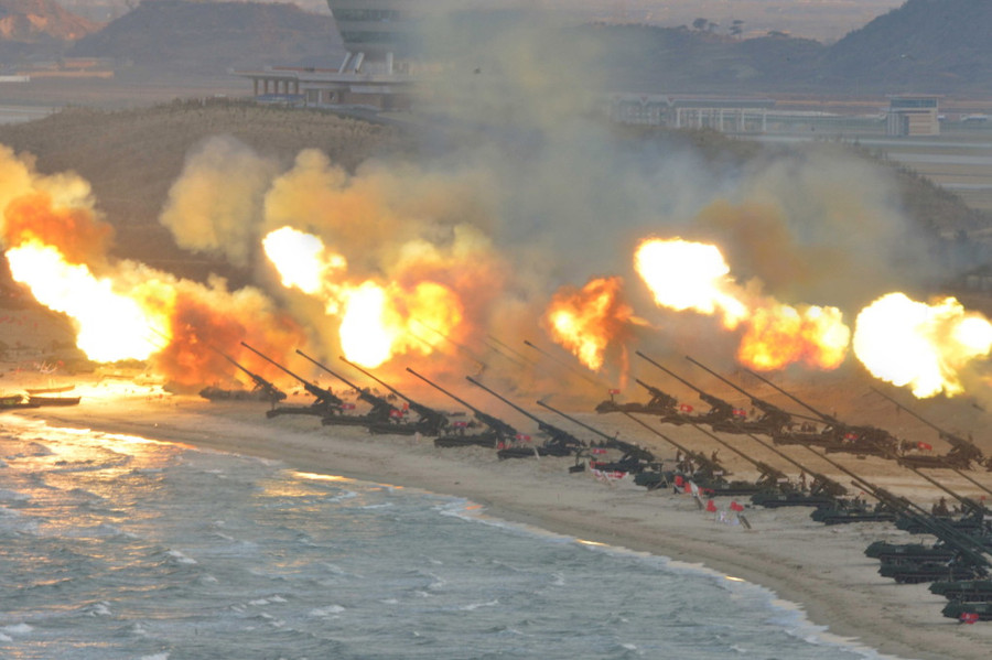 Pháo Triều Tiên khai hỏa hồi tháng 3-2016. Ảnh: Reuters Pháo Triều Tiên khai hỏa hồi tháng 3-2016. Ảnh: Reuters