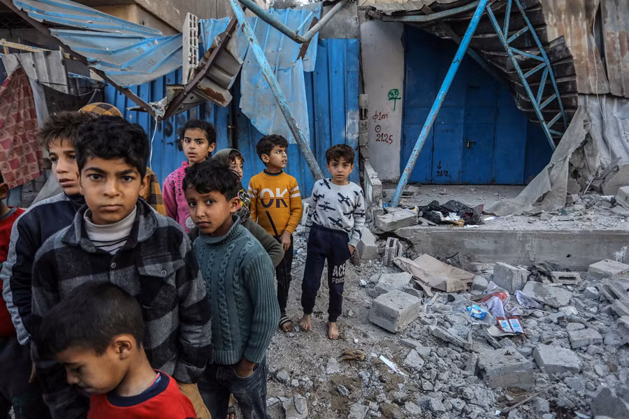 Trẻ em Palestine ở thành phố đổ nát Rafah, phía nam Dải Gaza. Ảnh: AFP