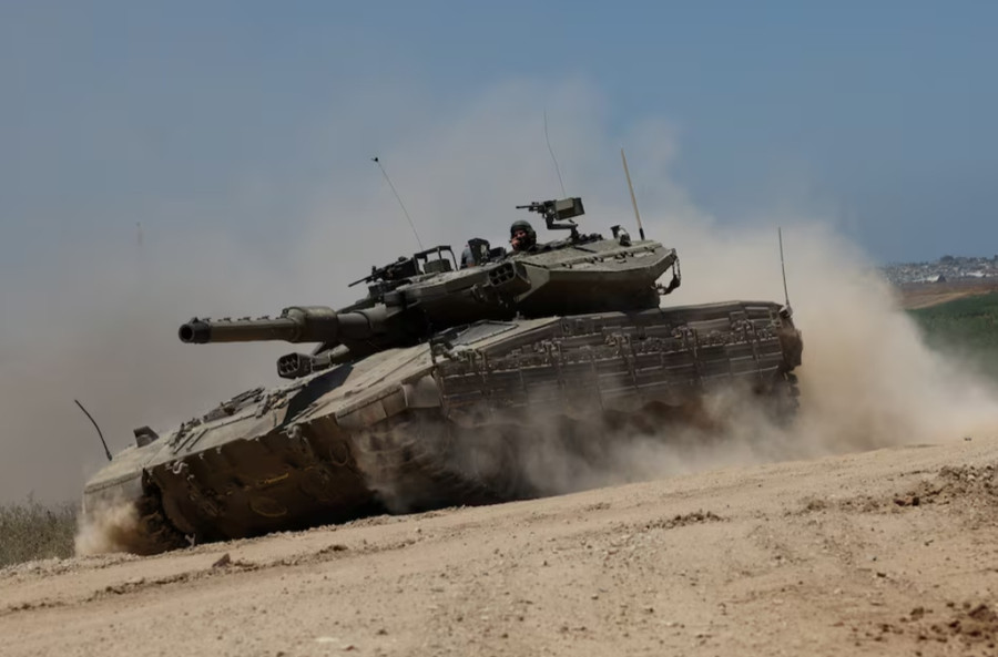 Xe tăng Israel tiến vào Gaza hôm 16/5. Ảnh: Reuters