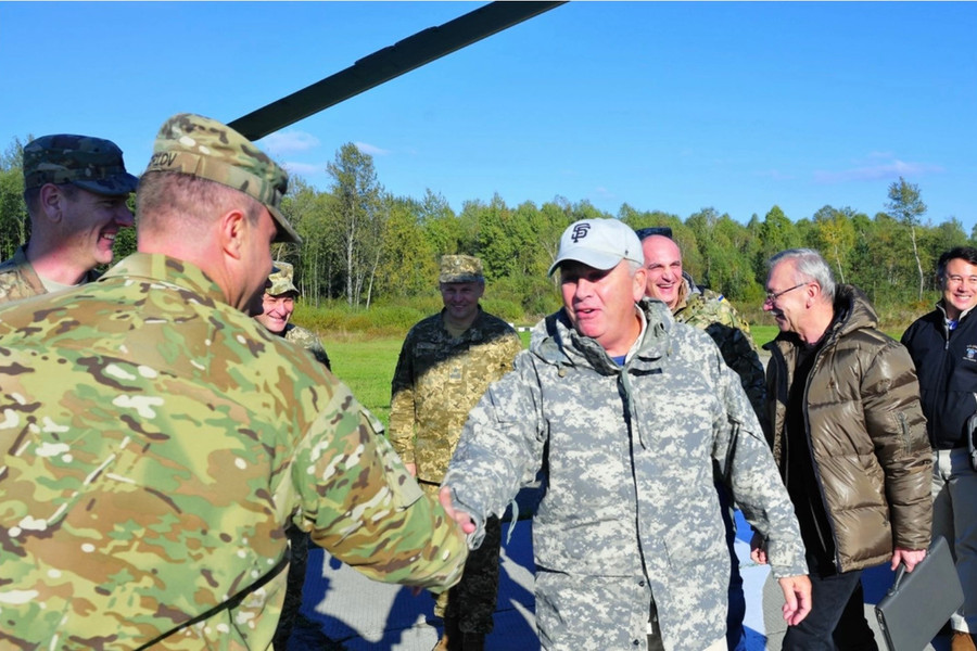 Tướng về hưu Mỹ John Abizaid làm cố vấn cho Bộ trưởng Quốc phòng Ukraine. Ảnh: Dvidshub Tướng về hưu Mỹ John Abizaid làm cố vấn cho Bộ trưởng Quốc phòng Ukraine. Ảnh: Dvidshub