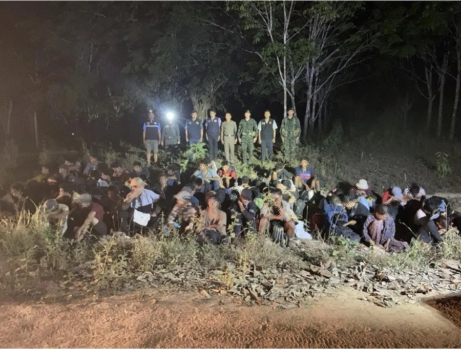 Cảnh sát Thái Lan bắt giữ nhóm người Myanmar xâm nhập biên giới trái phép. Ảnh: MGR