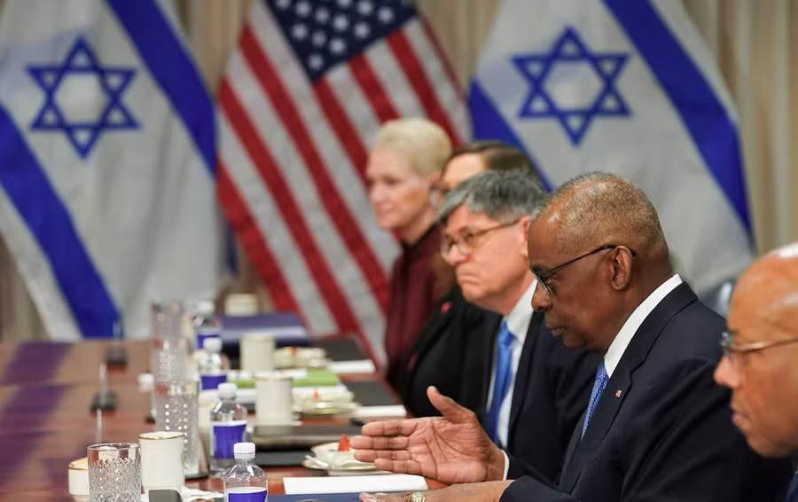 Bộ trưởng quốc phòng Mỹ Austin trong cuộc họp với người đồng cấp Israel. Ảnh: Reuters