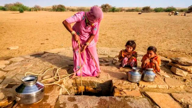 Người dân châu Á khổ sở tìm nước sử dụng mùa khô hạn. Ảnh: baotainguyenmoitruong.vn