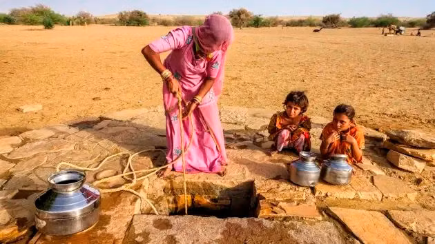 Người dân châu Á khổ sở tìm nước sử dụng mùa khô hạn. Ảnh: baotainguyenmoitruong.vn