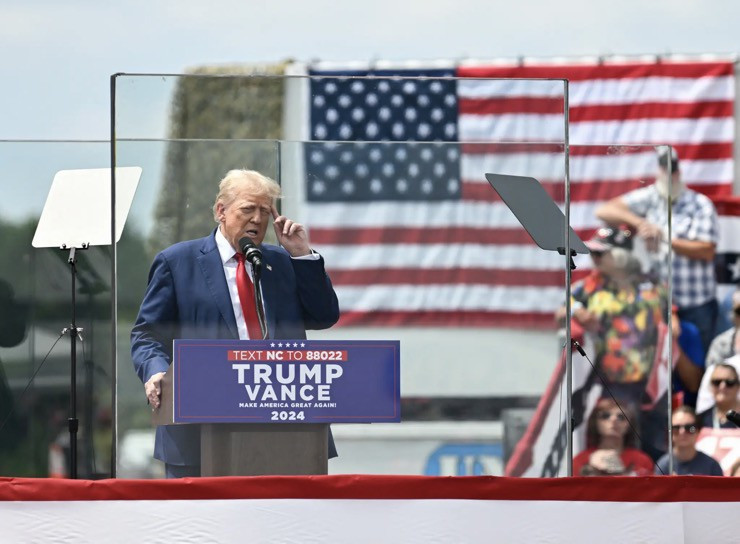 Ông Trump vận động tranh cử sau lớp kính chống đạn. Ảnh: Daily Mail Ông Trump vận động tranh cử sau lớp kính chống đạn. Ảnh: Daily Mail