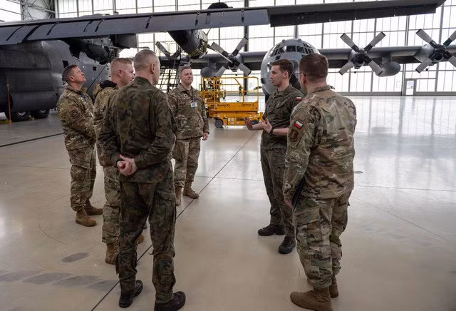 Binh sỹ Mỹ cùng binh sỹ Ba Lan tại căn cứ ở Ba Lan ngày 25/3. Ảnh: Vệ binh quốc gia Mỹ