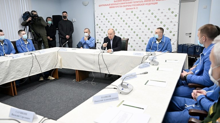 Ông Putin gặp những người tham gia chiến dịch quân sự đặc biệt tại một bệnh viện ở Moscow. Ảnh: Sputnik Ông Putin gặp những người tham gia chiến dịch quân sự đặc biệt tại một bệnh viện ở Moscow. Ảnh: Sputnik