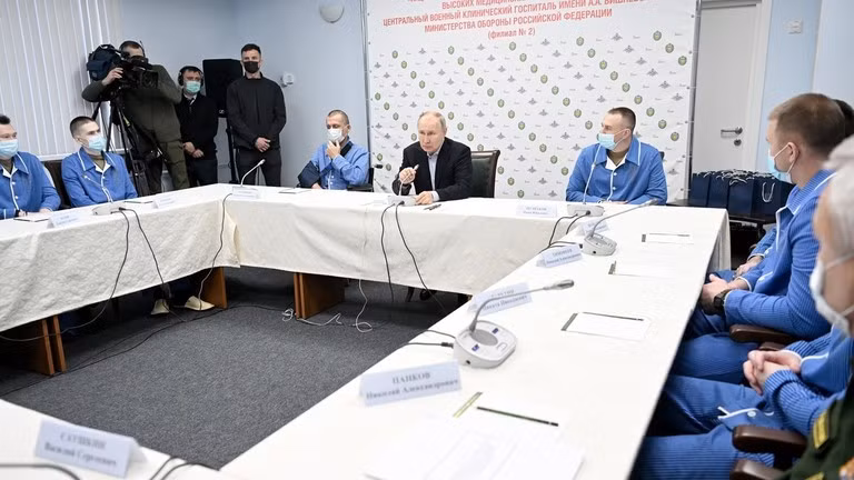 Ông Putin gặp những người tham gia chiến dịch quân sự đặc biệt tại một bệnh viện ở Moscow. Ảnh: Sputnik