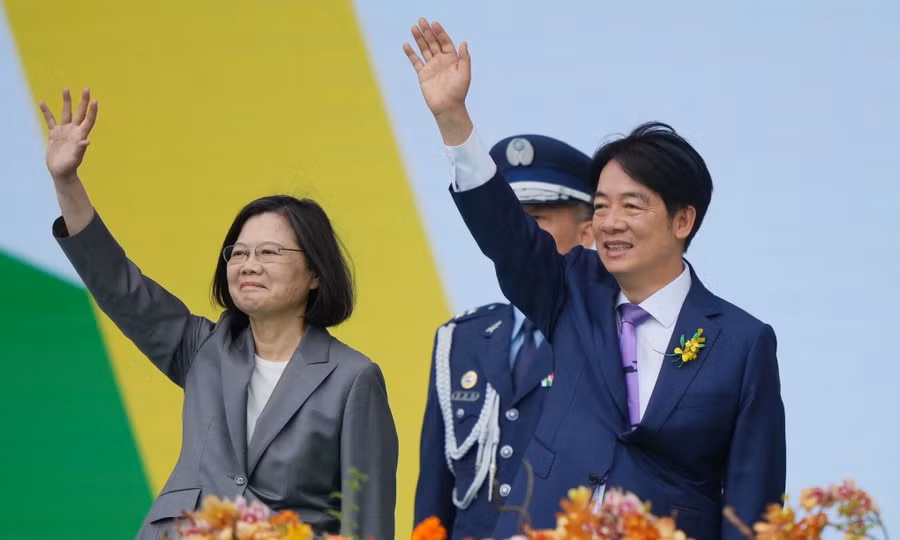 Ông Lại Thanh Đức ( phải) và người tiền nhiệm Thái Anh Văn tại lễ nhận chức ngày 20/5. Ảnh: AFP