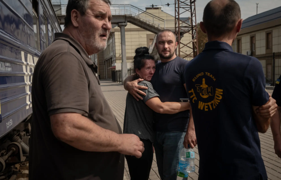 Người phụ nữ chuẩn bị lên tàu sơ tán ở Pokrovsk, Ukraine ngày 28/8. Ảnh: New York Times