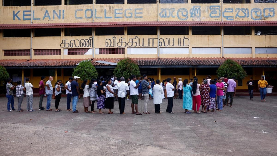 Cử tri Sri Lanka đi bầu cử tổng thống năm 2024. Ảnh: Reuters