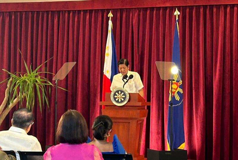 Tổng thống Philipines Marcos Jr cập nhật tình hình thiệt hại do bão. Ảnh: Inquier